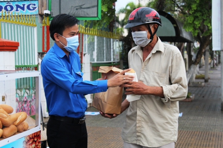 Ấm lòng với mô hình "Tủ bánh mì yêu thương" mùa dịch Covid-19