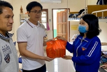 300 phần quà dành tặng sinh viên ở ký túc xá trường Đại học Ngoại ngữ