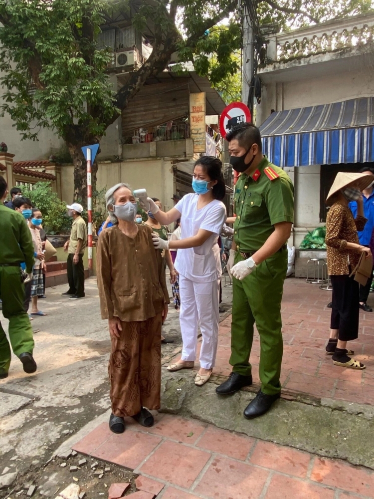 chien si cong an va doan vien thanh nien quan hoang mai phat qua tu thien cho nguoi dan