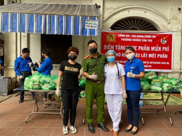 chien si cong an va doan vien thanh nien quan hoang mai phat qua tu thien cho nguoi dan