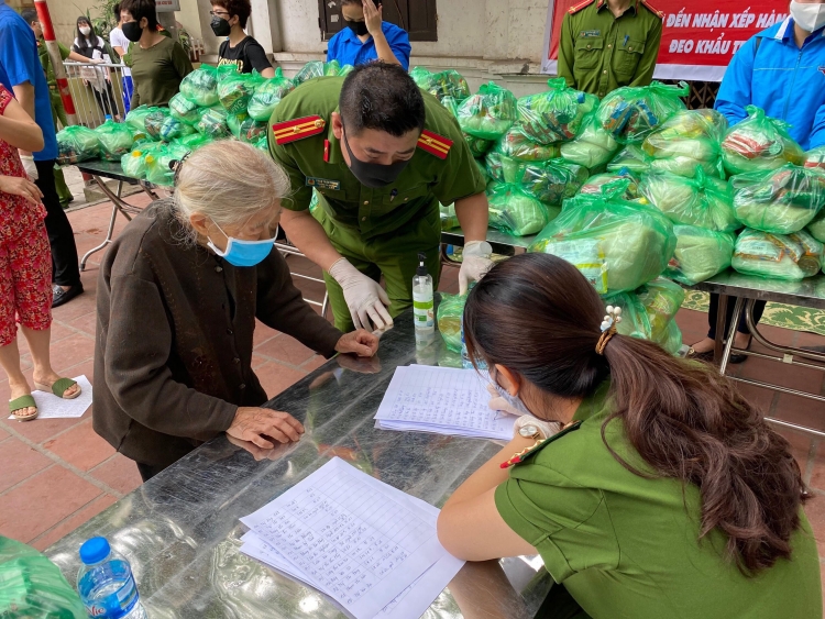 chien si cong an va doan vien thanh nien quan hoang mai phat qua tu thien cho nguoi dan