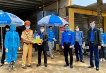Tỉnh đoàn Thái Nguyên hỗ trợ nhu yếu phẩm cho chốt kiểm soát dịch bệnh Covid-19