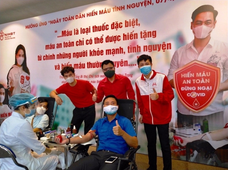 Dàn nghệ sĩ nổi tiếng lan tỏa nghĩa cử hiến máu không ngại Covid-19