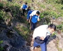 Thanh niên Thái Nguyên cõng gạo tới từng người dân khó khăn mùa Covid-19