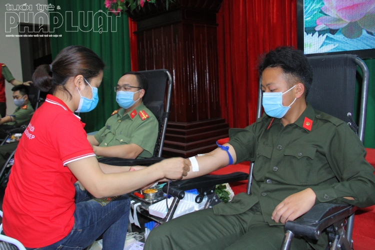 cong an tinh lao cai hien hon 380 don vi mau trong mua covid 19