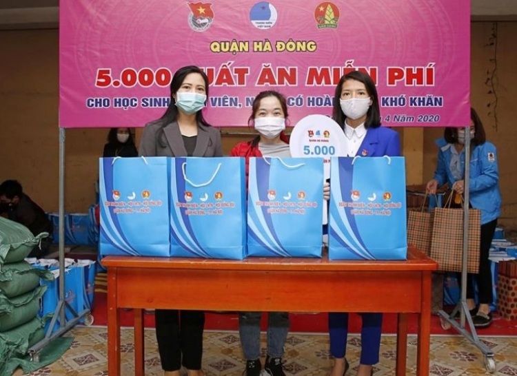 5000 suat an mien phi tang hoc sinh sinh vien va nguoi dan co hoan canh kho khan