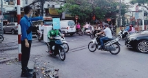 Thanh niên Hoàng Mai ra quân hỗ trợ phân luồng giao thông dịp nghỉ lễ 30/4