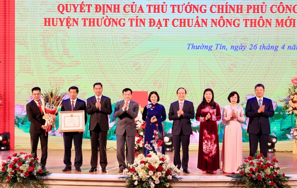 lãnh đạo thành phố Hà Nội trao Quyết định của Thủ tướng Chính phủ công nhận huyện Thường Tín đạt chuẩn nông thôn mới năm 2020.