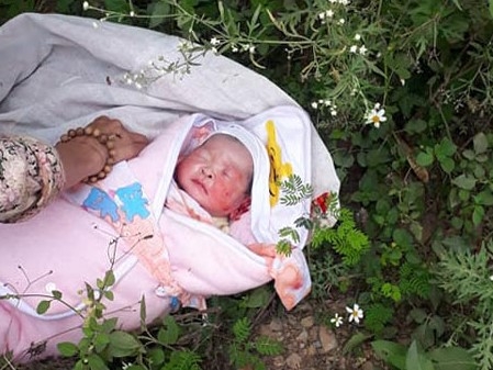 Phát hiện bé gái sơ sinh bị bỏ rơi gần rừng ở Sơn La