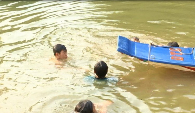 Học sinh đi tắm ao ngày nắng nóng bị điện giật tử vong