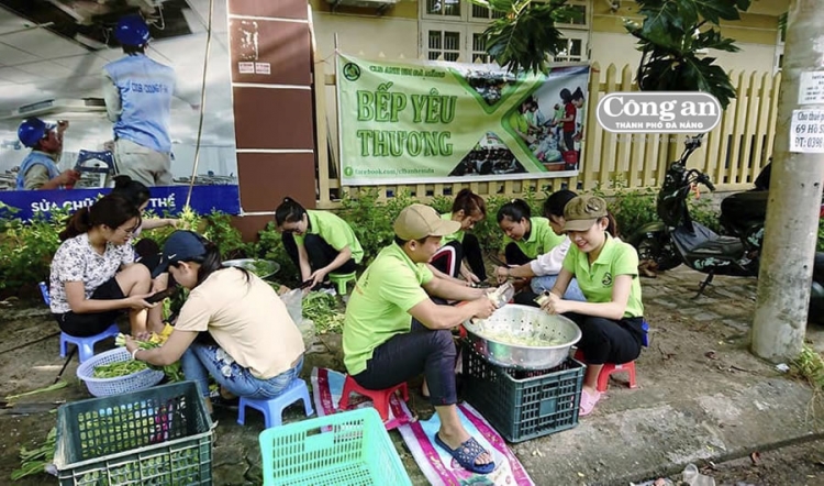 Đồng hành cùng bệnh nhân nghèo với "bếp yêu thương"