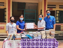 Bí thư Tỉnh đoàn Yên Bái tặng 500 đầu sách cho học sinh