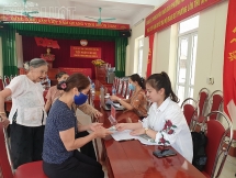 Yên Bái: Cán bộ làm việc thông trưa chi trả tiền hỗ trợ cho người nghèo