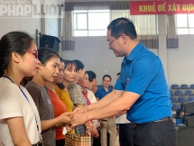 Thành đoàn Hà Nội trao nhiều suất quà và tổ chức gian hàng 0 đồng dành cho công nhân