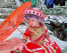 Phát cuồng với bé gái thần thái hút khách du lịch trên Sa Pa