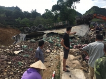 container lat tren quoc lo 6 gay tai nan lien tiep cho nguoi di duong