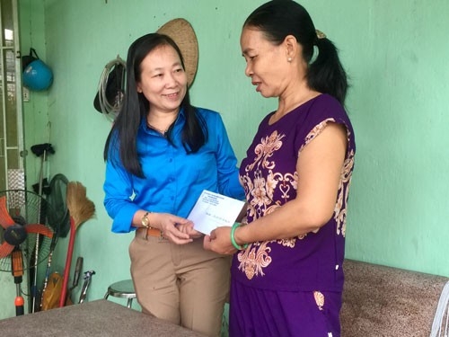 Tặng quà cho công nhân bị tai nạn lao động ở Bình Dương