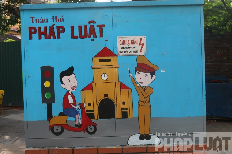 Bốt điện trên tuyến phố Hà Nội biến thành tuyên truyền viên an toàn giao thông