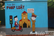 Bốt điện trên tuyến phố Hà Nội biến thành tuyên truyền viên an toàn giao thông