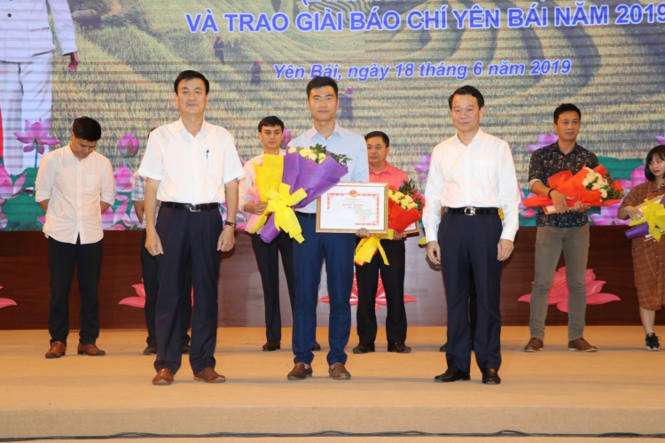 Phóng viên Báo Tuổi trẻ Thủ đô nhận bằng khen của Chủ tịch tỉnh Yên Bái