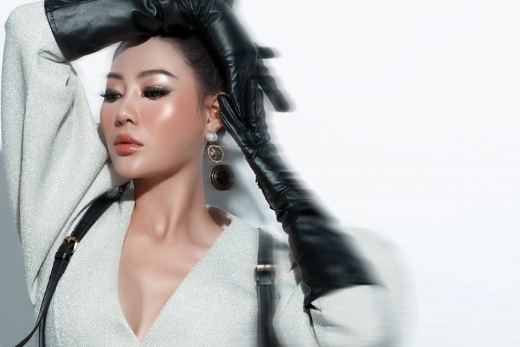 Thanh Hương quyến rũ trong sắc trắng gợi cảm