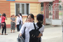 Thí sinh Yên Bái rạng rỡ bước ra phòng thi vì đề thi môn văn dễ hơn năm trước
