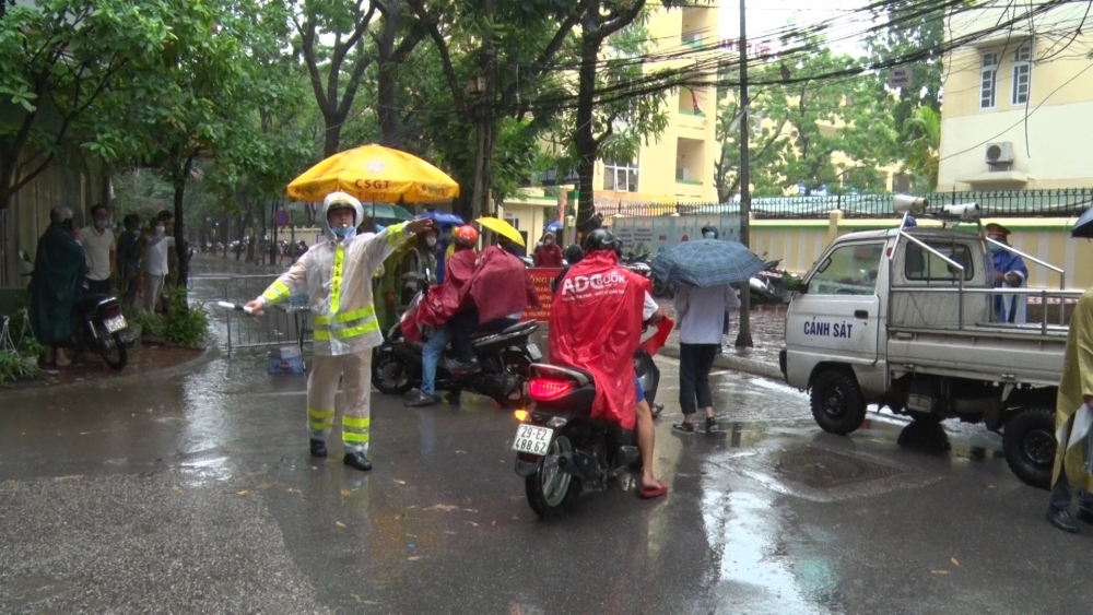 Cảnh sát giao thông Hà Nội "đội mưa" tiếp sức sĩ tử