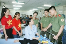 Trao sổ tiết kiệm, hỗ trợ bệnh nhân có hoàn cảnh đặc biệt khó khăn