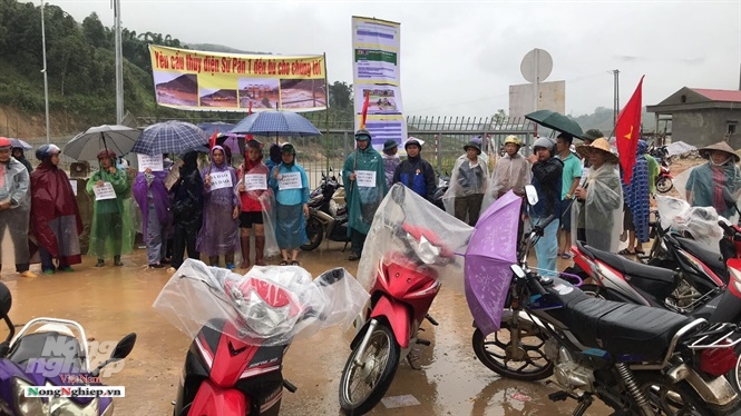 Người dân Bản Hồ đội mưa đi phản đối thủy điện Sử Pán 1