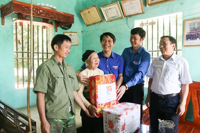 Bí thư Trung ương Đoàn thăm và tặng quà tại Thanh Hóa
