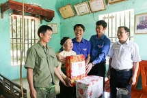 Bí thư Trung ương Đoàn thăm và tặng quà tại Thanh Hóa