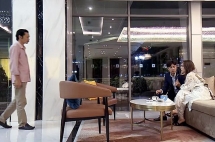 “Về nhà đi con”: Cả đoàn phim bật khóc trước cảnh ông Sơn đến nhà Vũ đón Thư về