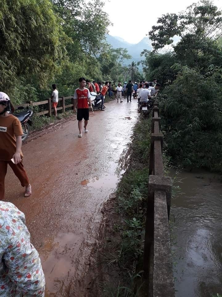 bat can khi loi qua suoi nguoi phu nu bi lu cuon troi