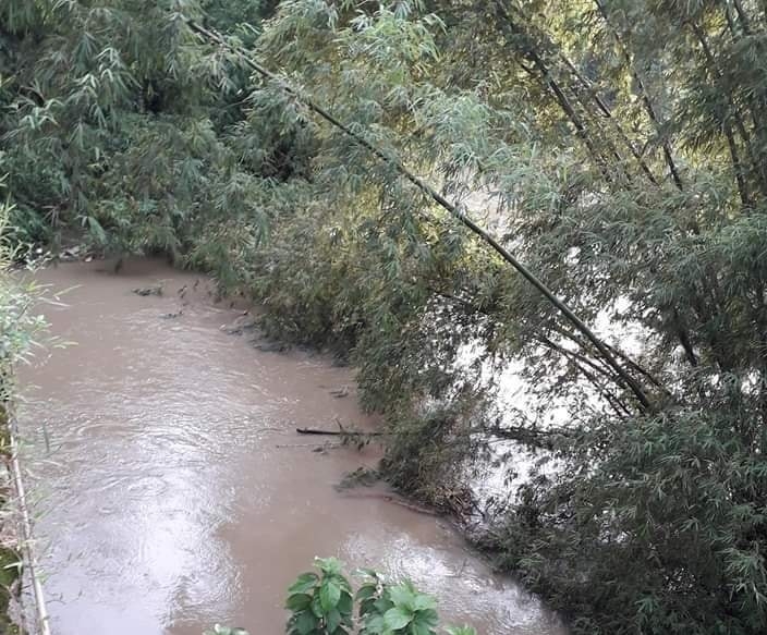 bat can khi loi qua suoi nguoi phu nu bi lu cuon troi