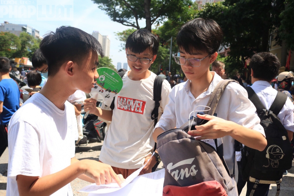 de thi ngu van tuyen sinh vao lop 10 ha noi de tho nhieu thi sinh tu tin dat tren 7 diem