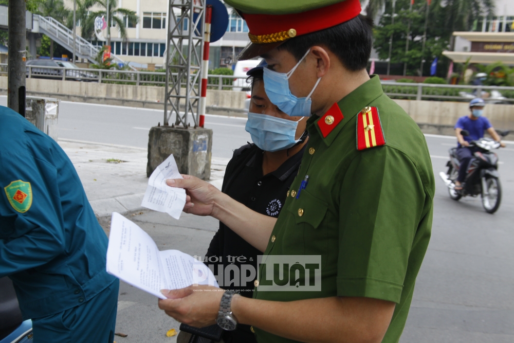 Chốt kiểm soát nơi chặt, nơi lỏng, nhiều người dân ra đường không cần thiết