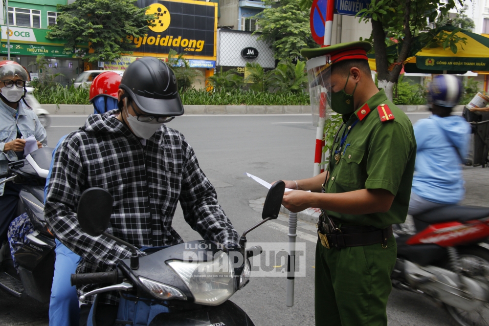 Chốt kiểm soát nơi chặt, nơi lỏng, nhiều người dân ra đường không cần thiết