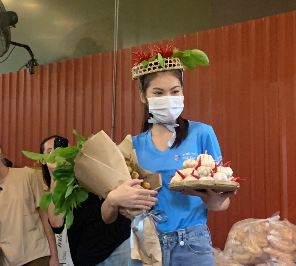 Á hậu Ngọc Thảo nhận quà sinh nhật bất ngờ giữa mùa dịch