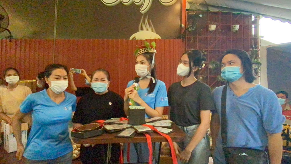 Á hậu Ngọc Thảo nhận quà sinh nhật bất ngờ giữa mùa dịch