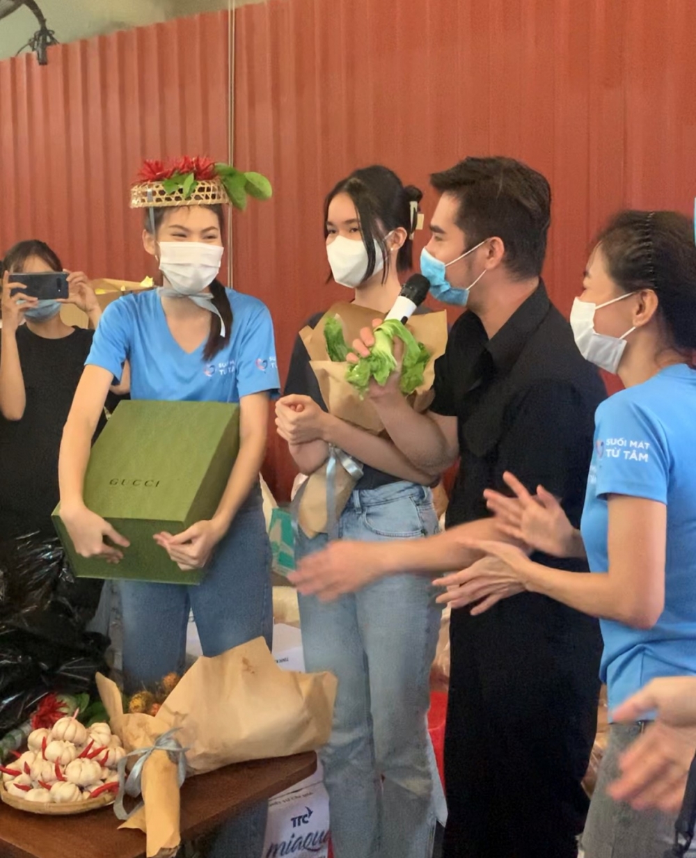 Á hậu Ngọc Thảo nhận quà sinh nhật bất ngờ giữa mùa dịch