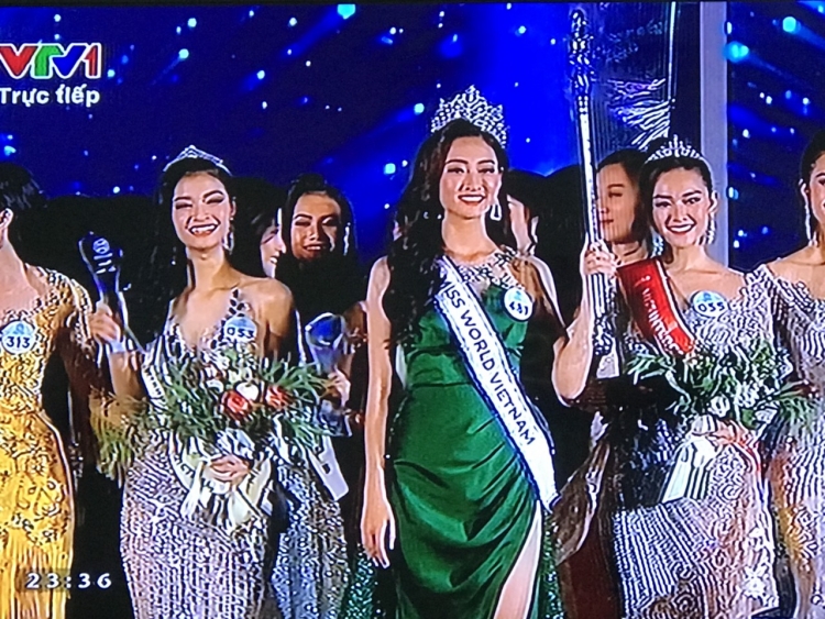 nguoi dep luong thuy linh dang quang tan hoa hau miss world 2019