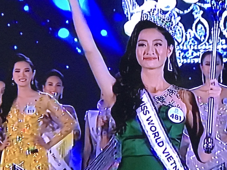 nguoi dep luong thuy linh dang quang tan hoa hau miss world 2019