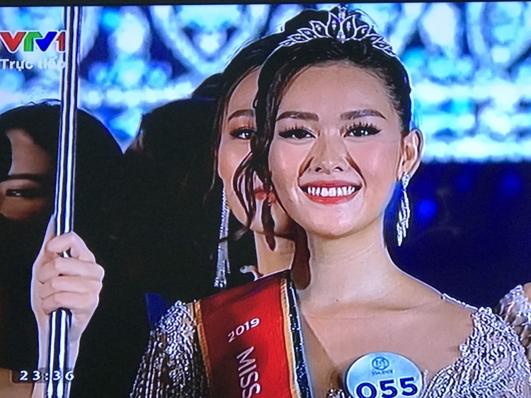 nguoi dep luong thuy linh dang quang tan hoa hau miss world 2019