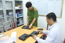 Công an tỉnh Lào Cai tiếp nhận bàn giao nhiều vũ khí, vật liệu nổ