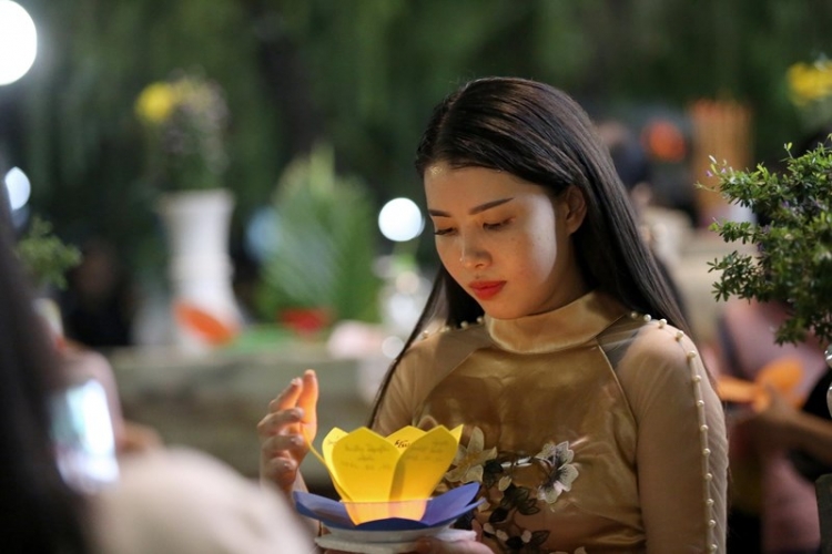 hoa dang ruc sang song sai gon trong dem vu lan