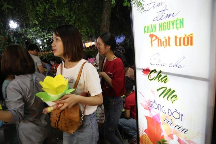 hoa dang ruc sang song sai gon trong dem vu lan