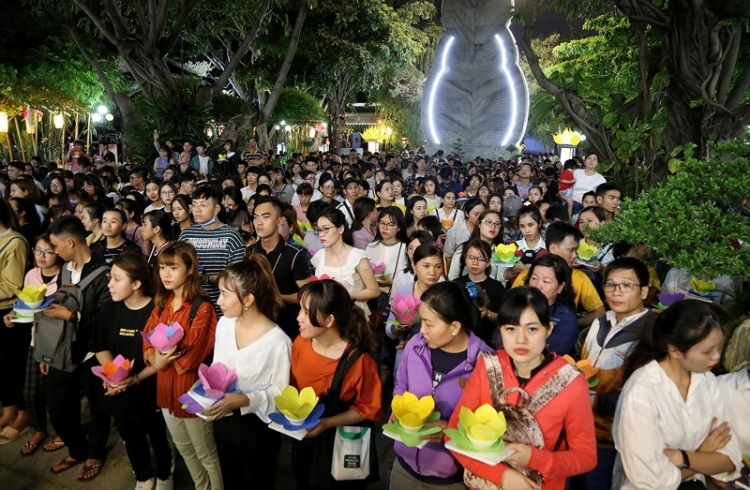 hoa dang ruc sang song sai gon trong dem vu lan