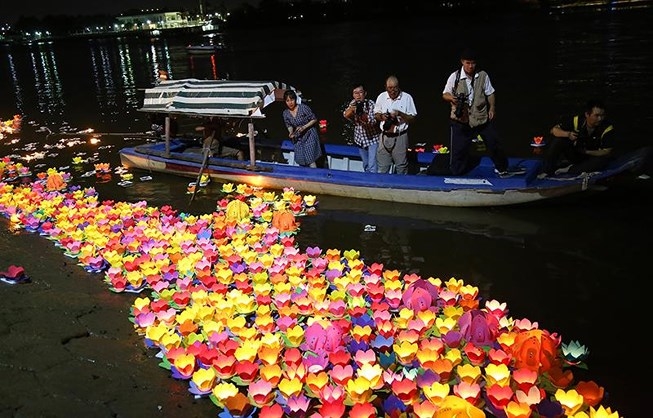hoa dang ruc sang song sai gon trong dem vu lan