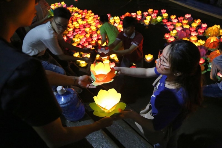 hoa dang ruc sang song sai gon trong dem vu lan