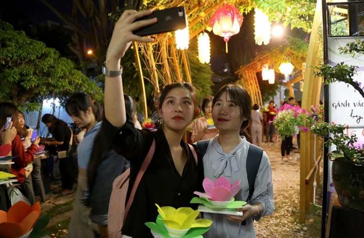 hoa dang ruc sang song sai gon trong dem vu lan